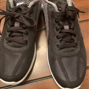 New Women’s NIKE sneakers tennis shoes. Size 6